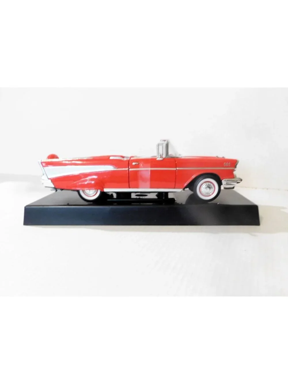 1957 Chevrolet Bel Air 1:18 Die-Cast Model Red Convertible Road Tough